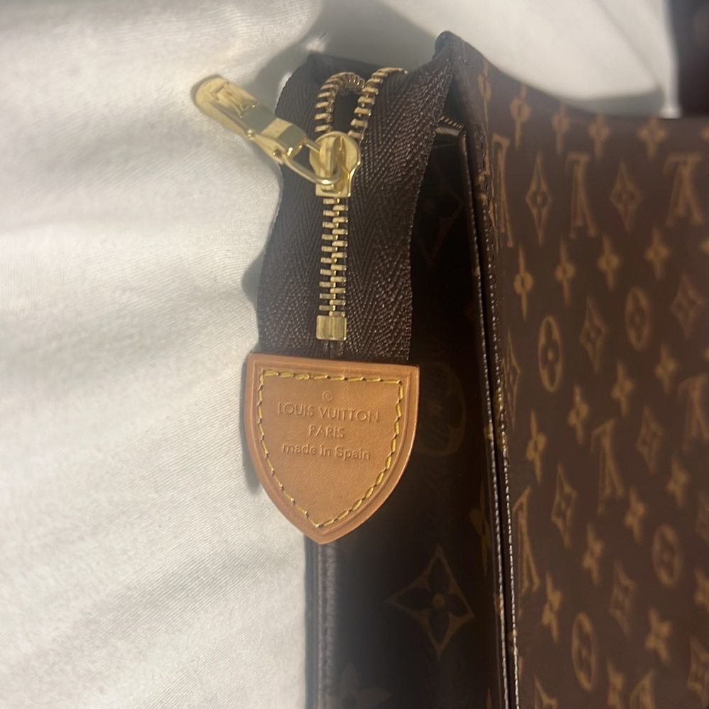 Authentic Louis Vuitton monogrammed pochette 26 - Picture 2 of 2